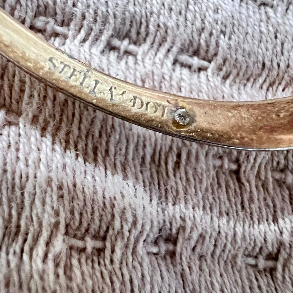 Stella & Dot Oval Hoop Earrings Womens 2" Gold Tone Sculptural Brushed Tapered - Picture 4 of 10